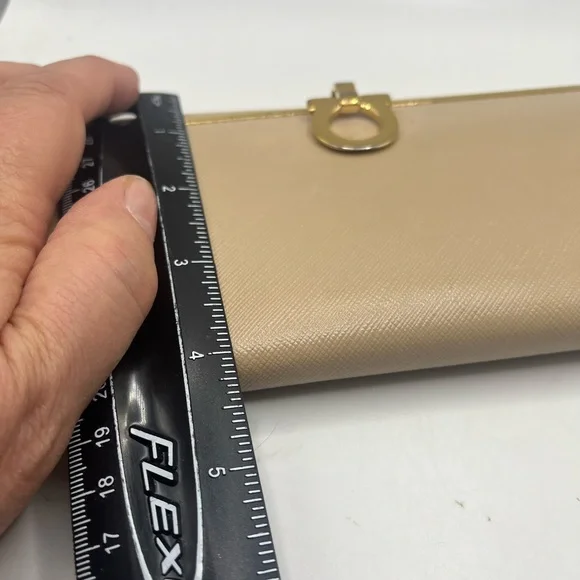 Salvatore Ferragamo long wallet. Beautiful condition. - Picture 12 of 12